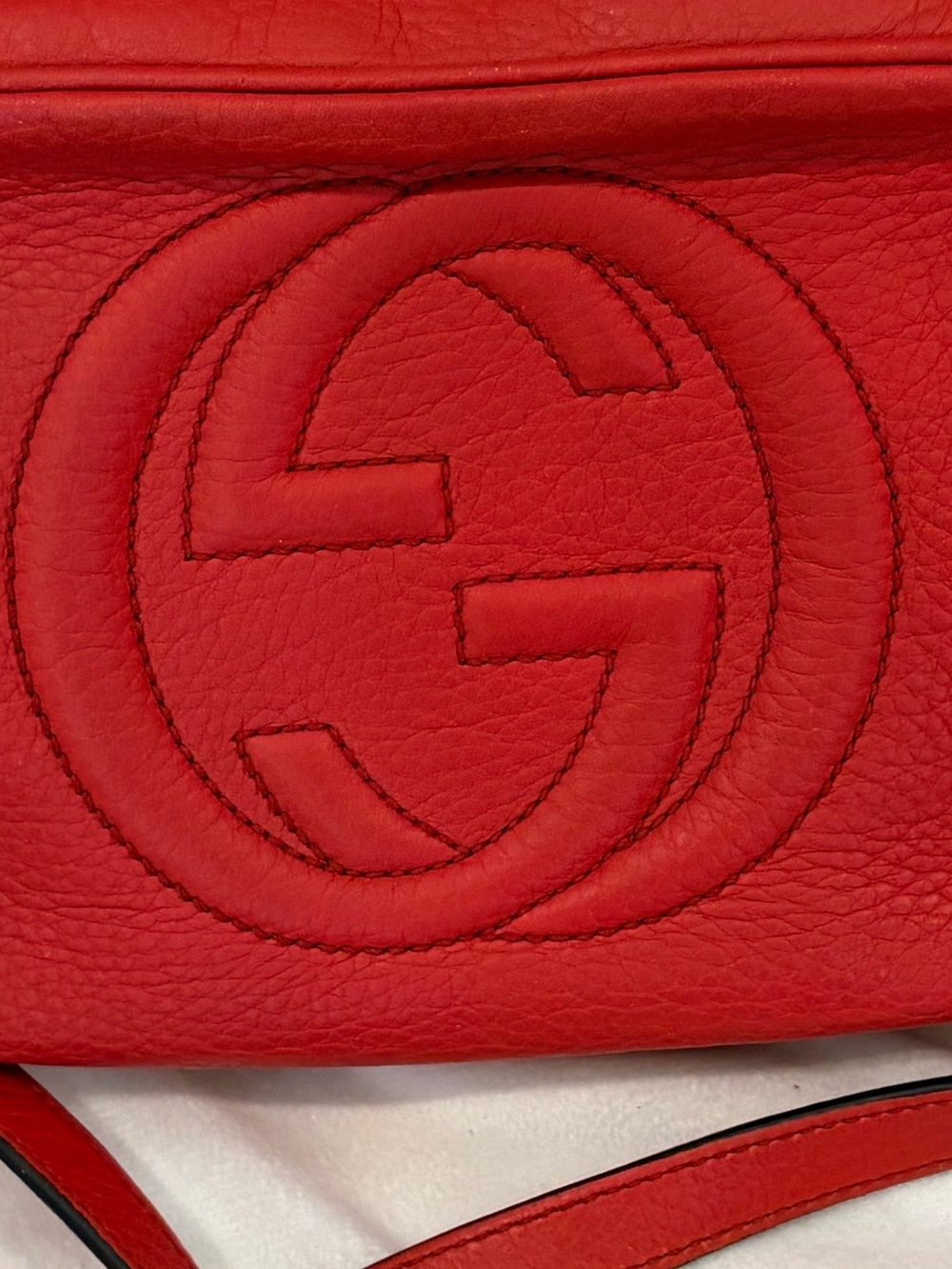 Gucci Soho Disco Crossbody Bag Red Pebbled Leather Tassel Camera Bag Gold Hardwa - Picture 2 of 2